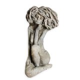 Dívka ve větru beton 24,5cm